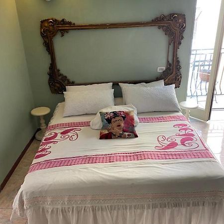 Casa Gioia, Tra Palazzo Reale,Lungomare E Monte Echia Apartment Наполи Екстериор снимка