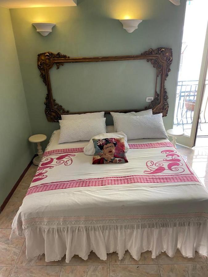 Casa Gioia, Tra Palazzo Reale,Lungomare E Monte Echia Apartment Наполи Екстериор снимка